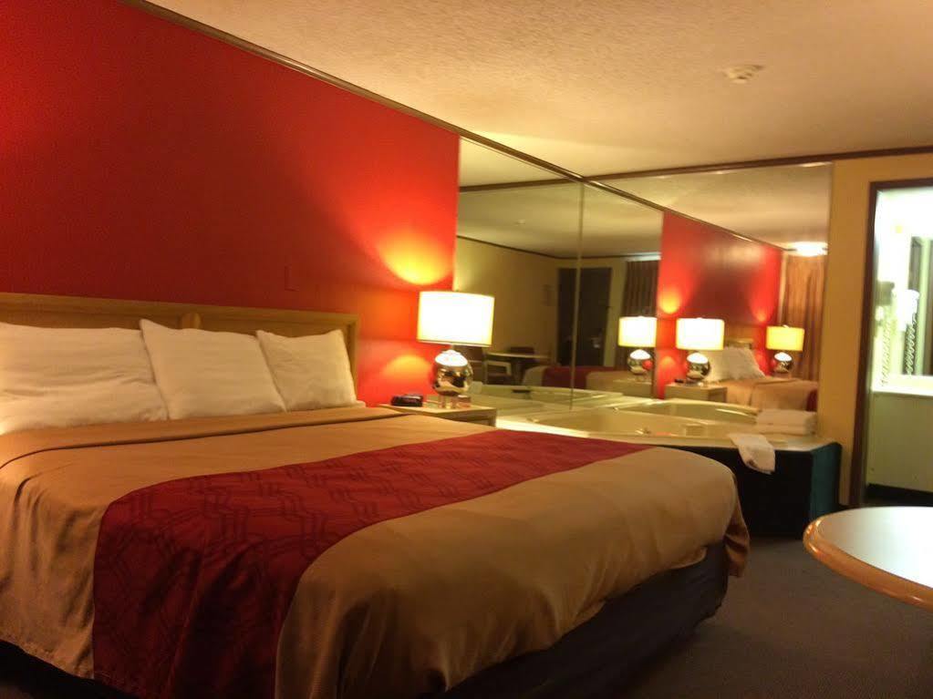 Econo Lodge Norwalk Kültér fotó